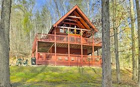 Creekside Sevierville Cabin Game Room And Hot Tub!